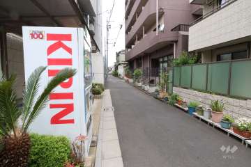 敷地南東側の前面道路（北東側から）