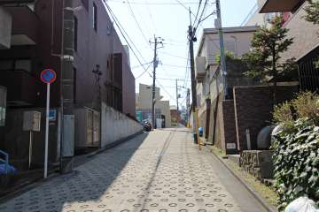 敷地東側の前面道路（北側から）