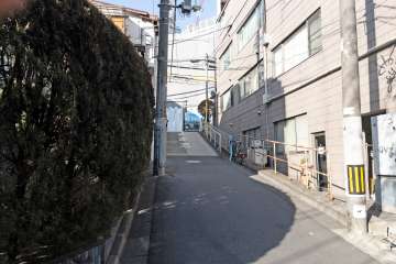敷地東側の前面道路