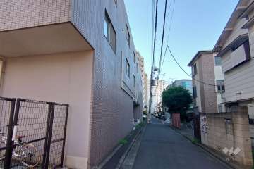 敷地東側の前面道路