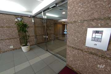 エントランスはオートロック付きです。