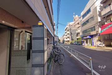 敷地南東側の前面道路（南西側から）