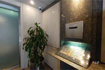 エントランスはオートロック付きです。