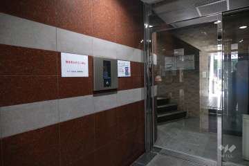 エントランスはオートロック付きです。