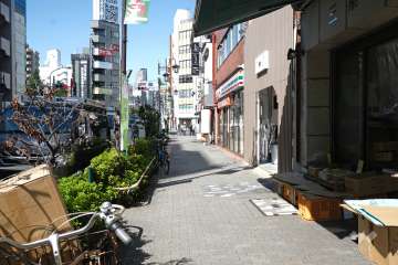 敷地南西側の前面道路（南東側から）