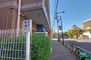 敷地東側の前面道路（南側から）