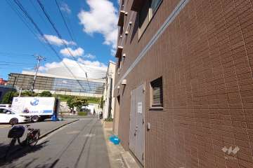 敷地北側の前面道路（西側から）