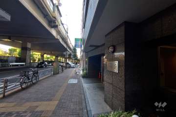 敷地南東側の前面道路（北東側から）