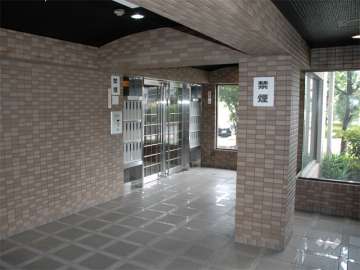 エントランスはオートロック付きです。