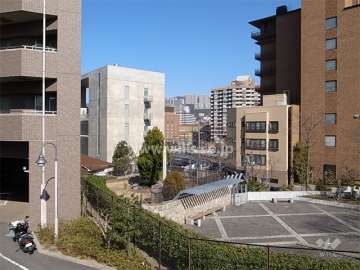 敷地はやや高台にあり、東側は湯本台広場に面しています。