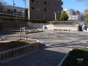 湯本台広場には、水盤やベンチなどが設けられています。