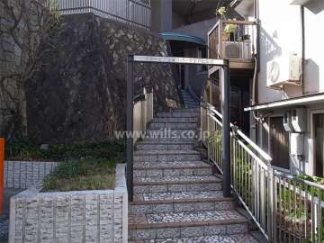 北側（駅側）の前面道路から入るエントランスアプローチ