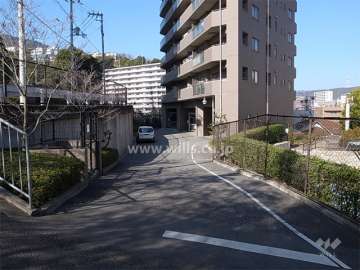 敷地南東側にある駐車場と駐輪場入口