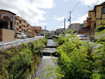 敷地の北側には支多々川が流れています。