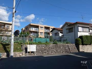 敷地南側には一戸建てが立ち並んでいます。