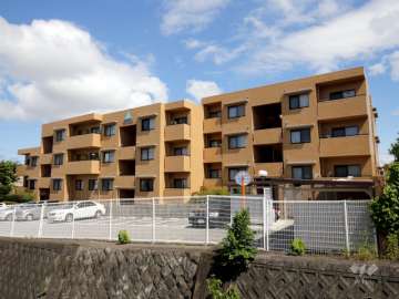 サーパス逆瀬川の外観（北西側から）