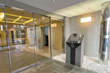 エントランスはオートロック付きです。