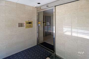 エントランスはオートロック付きです。