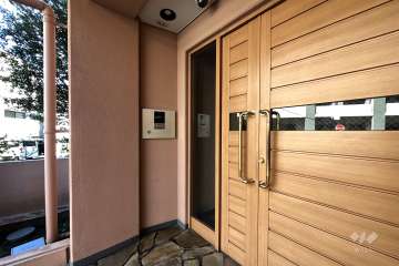 エントランスはオートロック付きです。