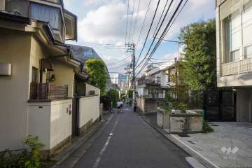 敷地南西側の前面道路（南東側から）
