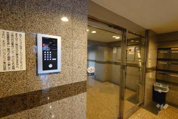 エントランスはオートロック付きです。