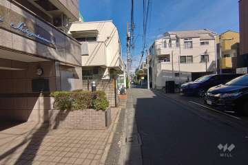 敷地北東側の前面道路（南東側から）