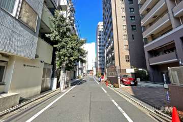 敷地の南西側の前面道路