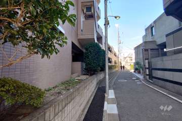 敷地北東側の前面道路（南東側から）