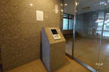 エントランスはオートロック付きです。