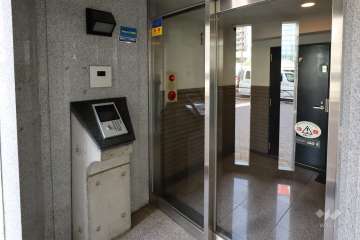 エントランスはオートロック付きです。