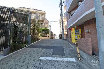 敷地南側の前面道路（東側から）