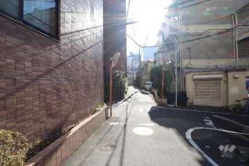 敷地西側の前面道路（北側から）