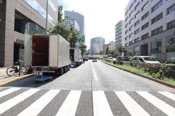 敷地南西側の前面道路（南東側から）