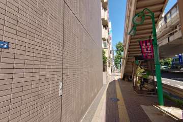 敷地南側の前面道路（西側から）