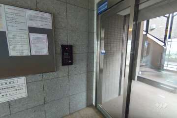 エントランスはオートロック付きです。