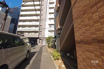 敷地北西側の前面道路（南西側から）