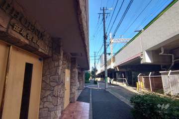 敷地南東側の前面道路（南西側から）