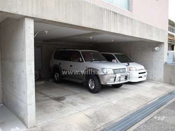 建物1階部分にある敷地内駐車場