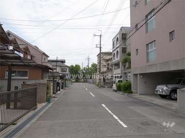 敷地北側の前面道路。周辺は区画の整った静かな住宅地です。