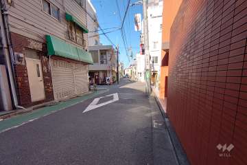敷地北西側の前面道路（南西側から）