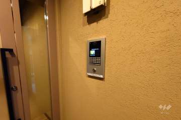 エントランスはオートロック付きです。