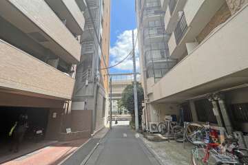 敷地西側の前面道路