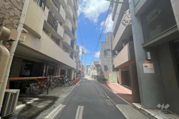 敷地西側の前面道路
