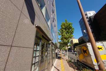 敷地東側の前面道路（南側から）