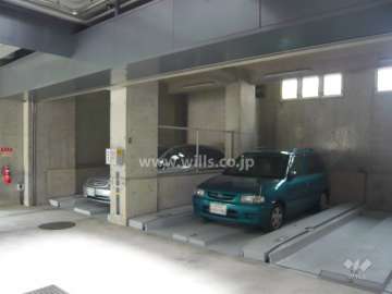 建物1階部分にある敷地内駐車場（機械式）