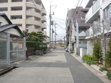 敷地南側の前面道路。周辺は区画の整った住宅地です。