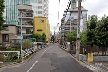 敷地東側の前面道路