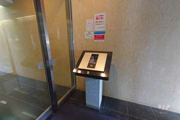 エントランスはオートロック付きです。