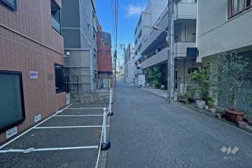 敷地北東側の前面道路（南東側から）