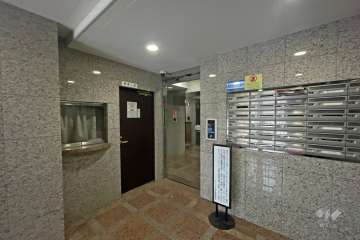 エントランスはオートロック付きです。